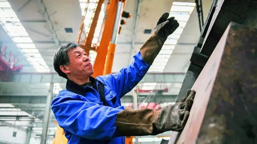 劳模精神激励广大群众争做新时代奋斗者